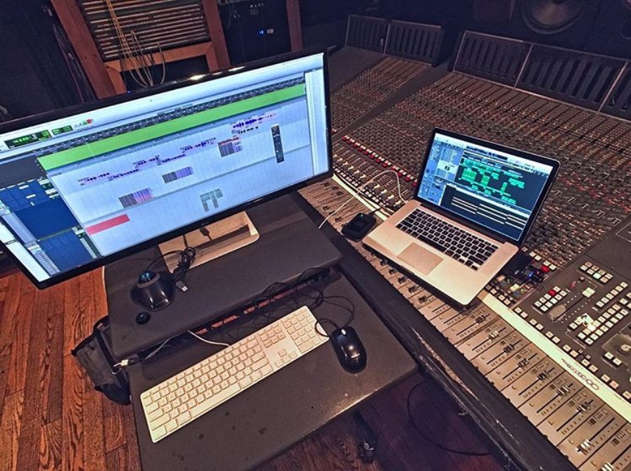 Eryck Bry using a console as a laptop stand